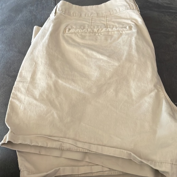 Old navy women’s khaki shorts - Picture 4 of 4
